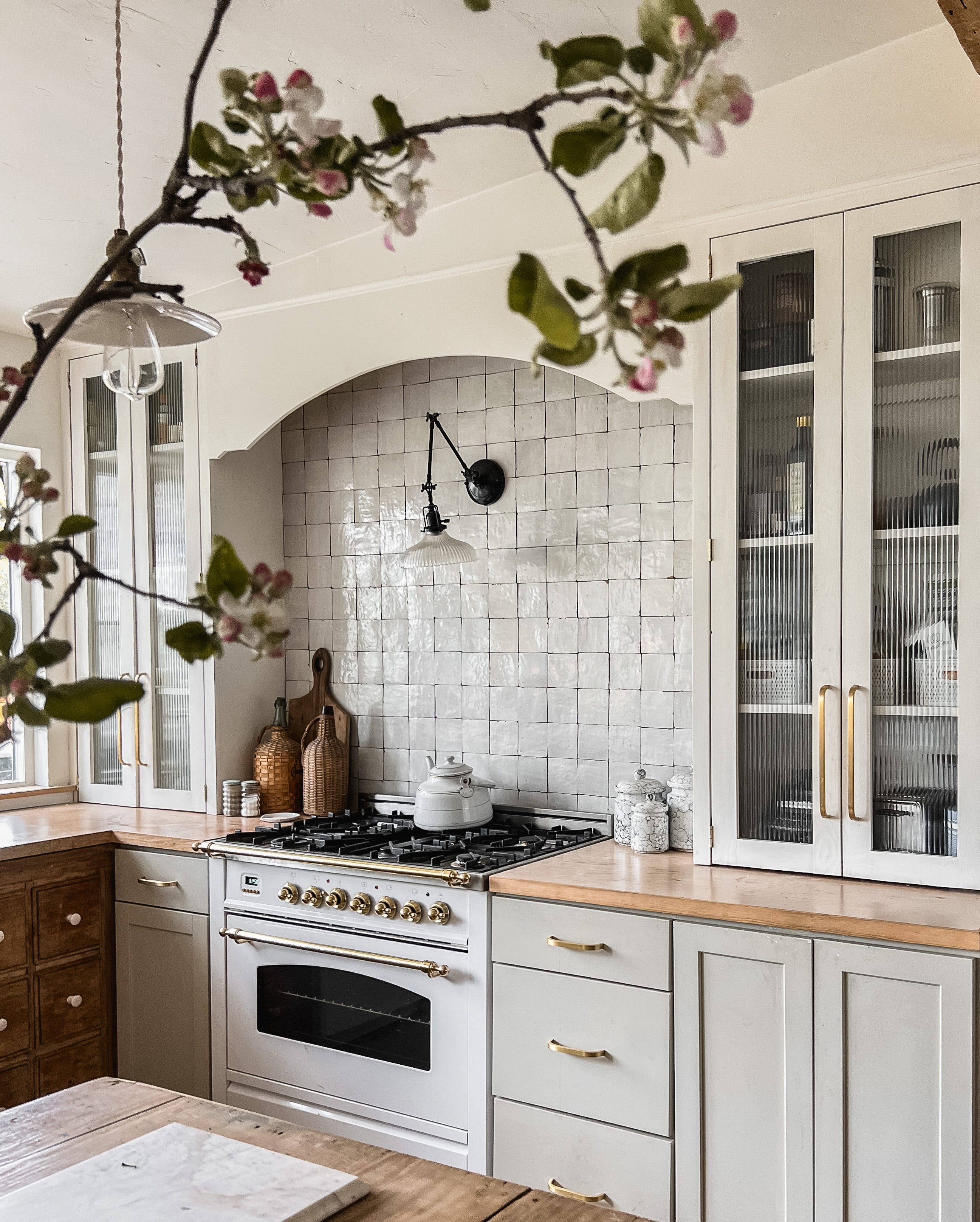 Modern tiled kitchen with clearly visible backsplash